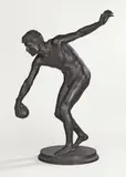 August Kraus, Bocciaspieler. Nach 1904, Bronze mit schwarzbrauner Patina. Höhe: 74 cm (29 ⅛ in.)