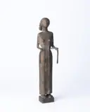 Gerhard Marcks, Gürtelbinderin, 1958, Bronze mit brauner Patina. Höhe: 54,5 cm (21 ½ in.)
