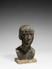 Toni Stadler, Knabenbüste ‚Hansi‘, 1928, Bronze mit grünschwarzer Patina, auf Steinsockel montiert