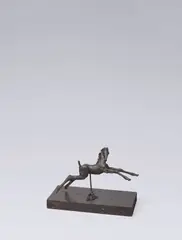 Renée Sintenis, Mutwilliges Fohlen“ (Entwurf). (Vor) 1925, Wachs und Draht, auf Holzsockel montiert