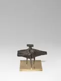 Lynn Chadwick, Winged Figure (aus: „Group of twenty Miniature Figures“), 1976, Bronze mit dunkelbrauner Patina, lose auf Messingplatte