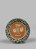 Pablo Picasso, Visage en gros relief, 1959, Runde Platte, Abdruck in weißem Ton, mit Bemalung in Engoben und Pastellkreiden, teilweise glasiert. ø 42,5 cm (16 ¾ in.)