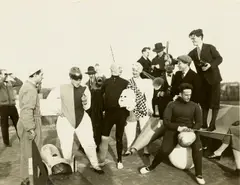 Irene Bayer Hecht, Mitglieder der Bühnenwerkstatt, teilweise in Kostümen aus der Pantomime, „Treppenwitz“ auf dem Dach des Atelierhauses – v.l.n.r.: Erich Consemüller, Roman Clemens, Hermann Röseler, Heinz Loew, Oskar S, 1928, Vintage. Silbergelatineabzug