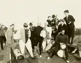 Irene Bayer Hecht, Mitglieder der Bühnenwerkstatt, teilweise in Kostümen aus der Pantomime, „Treppenwitz“ auf dem Dach des Atelierhauses – v.l.n.r.: Erich Consemüller, Roman Clemens, Hermann Röseler, Heinz Loew, Oskar S, 1928, Vintage. Silbergelatineabzug