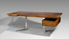 Herbert Hirche, Direktionsschreibtisch TOP, 1967, Riopalisander, furniert und massiv; Aluminium; Glas; Kunststoff (Schubladeneinsatz) – Hersteller: Christian Holzäpfel KG, Ebhausen