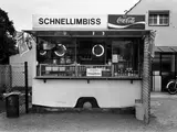 Tata Ronkholz, Düsseldorf-Gerresheim, Linienstrasse 141“ (Trinkhalle Nr. 1), 1977, Vintage. Silbergelatineabzug. Agfa-Papier