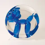 Jeff Koons, Balloon Dog (Blue), 2002, Porzellanobjekt mit reflektierend blauer und verspiegelter Glasur. Durchmesser: 26 cm (10 ¼ in.)