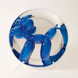 Jeff Koons, Balloon Dog (Blue), 2002, Porzellanobjekt mit reflektierend blauer und verspiegelter Glasur, mit Originalplastikständer und Originalverpackung. Durchmesser: 26 cm (10 ¼ in.)