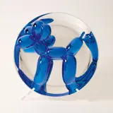 Jeff Koons, Balloon Dog (Blue), 2002, Porzellanobjekt mit reflektierend blauer und verspiegelter Glasur. Durchmesser: 26 cm (10 ¼ in.)