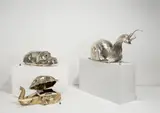 Franco Lapini, Tafelaufsatz Schnecke mit zwei Glasschüsseln, Salz- und Pfefferstreuer, 1970, Messing, versilbert; Glas