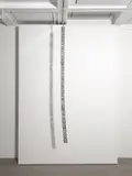 George Brecht, This Sentence is Weightless, 1969, Federwaage und 24 gestanzte Metallbleche, verbunden durch je 2 Metallringe