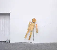 Michael Sailstorfer, Ragdoll Boss, 2009, Installation: Holz, Eisen, elektrischer Motor und Regler