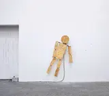 Michael Sailstorfer, Ragdoll Boss, 2009, Installation: Holz, Eisen, elektrischer Motor und Regler