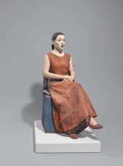 Robert Metzkes, Sitzende Mona im Kleid, 2000, Terrakotta, engobiert