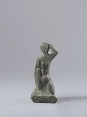 Moissey Kogan, Auf dem linken Bein Kniende mit erhobenem linken Arm“. Vor 1919, Bronze mit grün-bräunlicher Patina