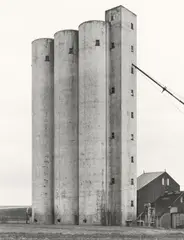 Bernd und Hilla Becher, Grain Elevator, Saint-Martin-L'Heureux, Reims, F., 2006, Silbergelatineabzug