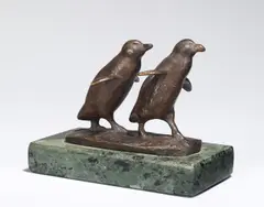 August Gaul, Zwei laufende Pinguine, 1911, Bronze mit dunkelbrauner Patina, auf Granitsockel montiert