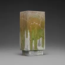 Otto Natzler, Rectangle monolith with two pipes, 1982-83, earthenware with Greyish White Reduction Fired glaze and Green and Rose overflow