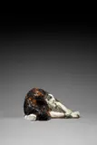 Bernhard Hoetger, Habgier, 1912, Majolikascherben, weiß und schwarz-braun glasiert