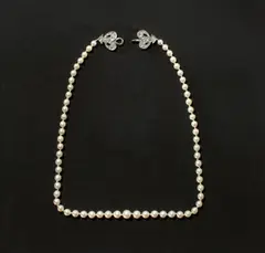 Emil Lettré, Perlenkette mit Pfeilschließe, Um 1920, 950/- Platin, gegossen, ziseliert; 585/- Weißgold (14 kt); 34 kleine Diamanten, Antwerpener Rosenschliff; 63 Perlen, Ø 0,97/0,63 cm. 61,5 cm (24 ¼ in.)