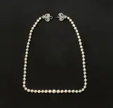 Emil Lettré, Perlenkette mit Pfeilschließe, Um 1920, 950/- Platin, gegossen, ziseliert; 585/- Weißgold (14 kt); 34 kleine Diamanten, Antwerpener Rosenschliff; 63 Perlen, Ø 0,97/0,63 cm. 61,5 cm (24 ¼ in.)