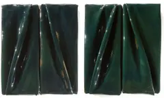 Daniel Turner, Untitled 5150 / Untitled 5150, 2013, 2 Objekte: Bitumen-Emulsion in Kunststoff auf Holz, 1 Objekt in Acrylglasbox gerahmt