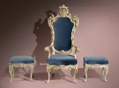 Thronsessel mit zwei Beistellhockern – wohl für eine Äbtissin oder eine Scuola by Venedig Italienisch, Um 1760, Pappel- oder Nussholz, geschnitzt, versilbert, sold Jun 2017