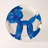 Jeff Koons, Balloon Dog (Blue), 2002, Porzellanobjekt mit reflektierend blauer und verspiegelter Glasur. Durchmesser: 26 cm (10 ¼ in.)