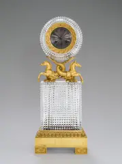 Paris, um 1810, Uhr mit Baccarat-Kristall (Uhrwerk wohl von Gaston Jolly), Um 1820, Bronze, feuervergoldet; Kristallglas, geschliffen