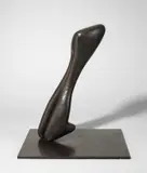 Bernhard Heiliger, Schräger Torso, 1953, Bronze mit dunkelbrauner Patina. Höhe: 53 cm (20 ⅞ in.)