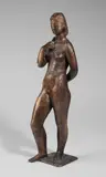 Gerhard Marcks, Zopfhaltende, 1938, Bronze mit gelblicher Patina. Höhe: 53 cm (20 ⅞ in.)