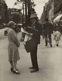 André Kertész, Ohne Titel (Straßenszene, Paris)