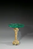 Russisch, Messing, gegossen, ziseliert; Platte mit Malachitbelag, 75 cm; Ø 55,5 cm (29 ½ in.; Ø 21 ⅞ in.)