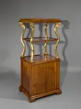 Berliner Tischlermeister, Etagere mit gekrönten Schlangen und Giebelarchitrav, Um 1810, Mahagoni, massiv und furniert auf Nadelholz; Inneres mit Ahornholz ausgekleidet; Schlangen: Holz, geschnitzt, vergoldet; Schlüssel