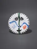 Visage no. 111 by Pablo Picasso, 1963, Runder Teller, weißer Ton, mit Engoben- und Emaillebemalung, glasiert. Durchmesser 25,5 cm (10 in.); ceramic, Madoura ed, sold Jun 2023