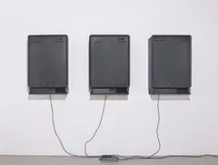 Michael Sailstorfer, Rien ne va plus (b3), 2008, Installation: 3 Spielautomaten, mattschwarz lackiert und Sound