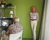 Larry Sultan, My Mother Posing for Me, aus der Serie „Pictures from Home“, 1983–1992