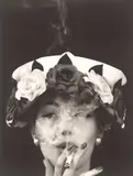 William Klein, Hat + 5 Roses, Paris (Vogue), 1956, Späterer Platin-Palladium-Abzug auf Revere-Büttenpapier