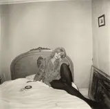 Diane Arbus, Girl in a coat lying on her bed, N.Y.C, 1968, Silbergelatineabzug von Neil Selkirk, 1972. Agfa-Papier