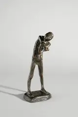 George Minne, Le petit blessé II, 1896, Bronze mit schwarzbrauner Patina. Höhe: 25 cm (9 ⅞ in.)