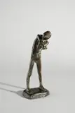 George Minne, Le petit blessé II, 1896, Bronze mit schwarzbrauner Patina. Höhe: 25 cm (9 ⅞ in.)