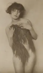 Germaine Krull, Daretha [Dorothea] Albu. Kostümentwurf: Lotte Pritzel, Um 1925, Vintage. Silbergelatineabzug