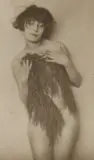 Germaine Krull, Daretha [Dorothea] Albu. Kostümentwurf: Lotte Pritzel