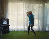 Larry Sultan, Practicing Golf Swing, aus der Serie „Pictures from Home“, 1983–1992