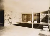 Barcelona Pavillon, Interieur mit Onyxwand und Georg Kolbes Skulptur „Morgen“ im Hintergrund by Ludwig Mies van der Rohe, 1929, Vintage. Silbergelatineabzug, sold May 2012
