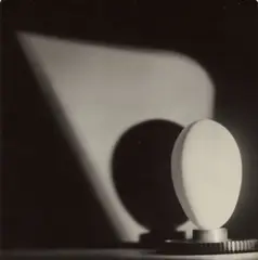 Ohne Titel (Stilleben mit Ei) by Jaroslav Rössler, 1958, Vintage oder früher Silbergelatineabzug, sold May 2014