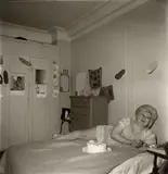Transvestite on her birthday party, N.Y.C by Diane Arbus, 1969, Silbergelatineabzug von Neil Selkirk, 1972. Agfa-Papier, sold Dec 2020