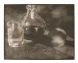 Heinrich Kühn, Stilleben (Karaffe, Glas und Pfirsich)