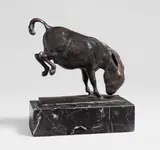 August Gaul, Ausschlagender Esel, 1911, Bronze mit schwarzbrauner Patina, auf Marmorsockel montiert