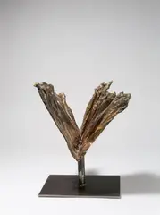 Emil Cimiotti, Alpha, 2011, Bronze, gussrauh, mit kupferfarbener Patina, auf Stahlplatte montiert